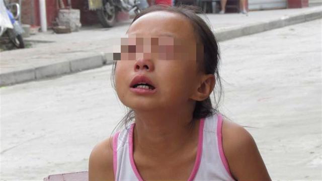 「超级宝妈」“我不买了，别打我了”6岁女孩向妈妈求饶：父母情绪失控危害大
