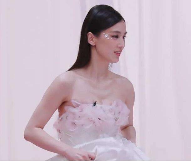 fun娱乐|杨子真是偏爱黄圣依,旗下艺人个个都跟黄圣依同一张脸