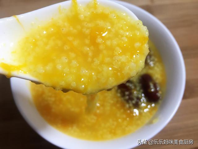 煮南瓜小米粥时，不要直接下锅煮，记住这3点，香甜浓稠出米油