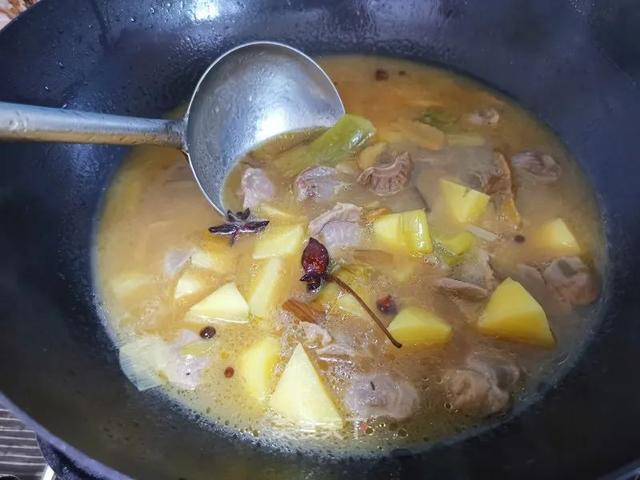 家庭版爆炒鸡胗的做法来了！鸡胗又脆又爽口，特别有嚼劲，超下饭哟