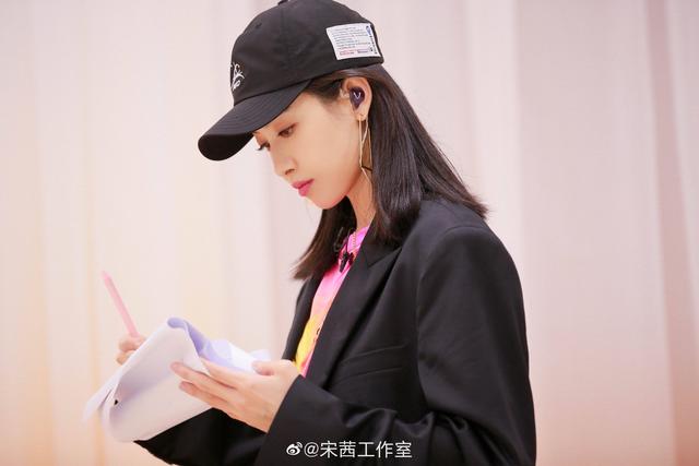 第五大道从当红女爱豆,到女团大教练,宋茜太太太励志了