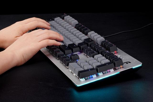 让敲击化作一道彩虹，指尖生辉，迪摩F1机械键盘体验