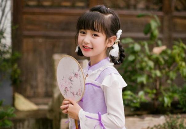 「你的育儿经」幼儿园“最美混血儿”走红，不看镜头也独成风景，网友：颜值好高