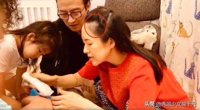 给糖就不闹|章子怡左小青合影曝光两人对镜浅笑，二胎后发际线后移额头吸睛