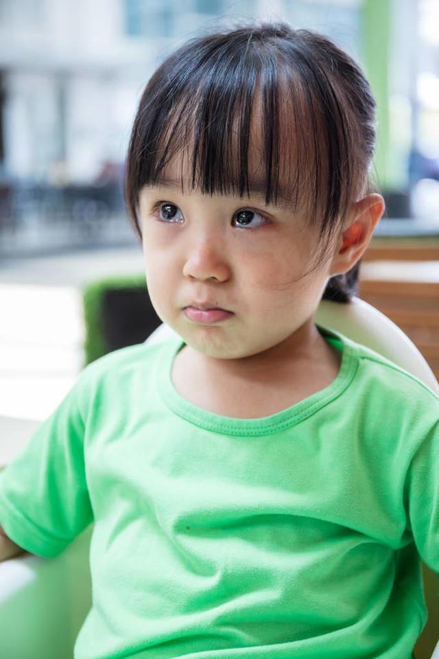 超级宝妈▲妈妈为鼓励孩子吃饭撒谎，孩子崩溃大哭：善意谎言却成了伤害