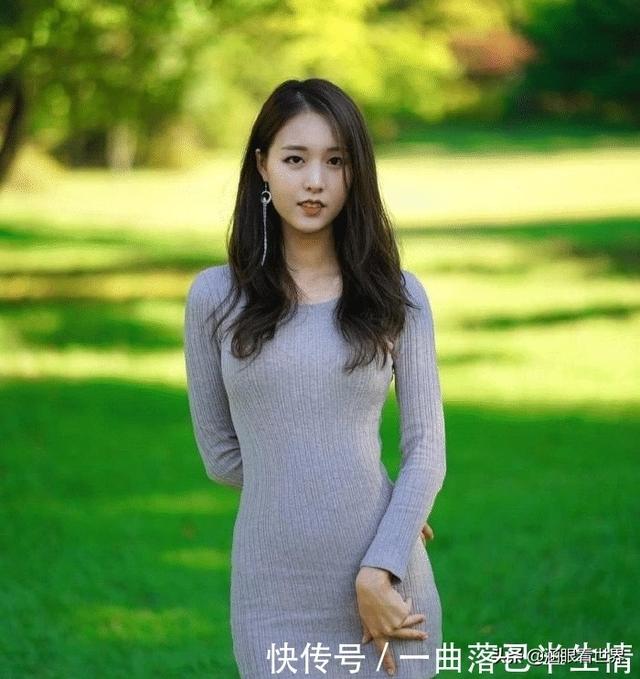 微胖少女长发及腰,一身紧身短裙尽显好身材,自信的微笑太迷人