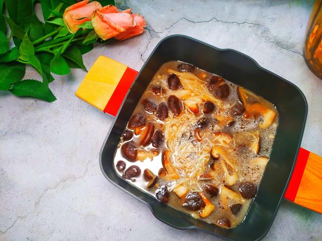 天气越来越冷，吃腻了羊肉汤，不妨试试它，价格便宜，人人吃得起