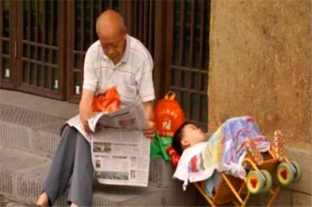 【你的育儿经】最“懒”爷爷火了，陪孙子打点滴却“霸占”病床，孩子表情太好玩