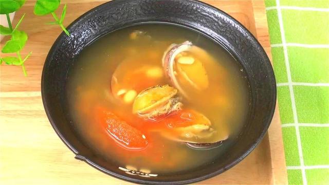 今日靓汤（番茄黄豆鲍鱼汤——滋阴润燥提高免疫力）