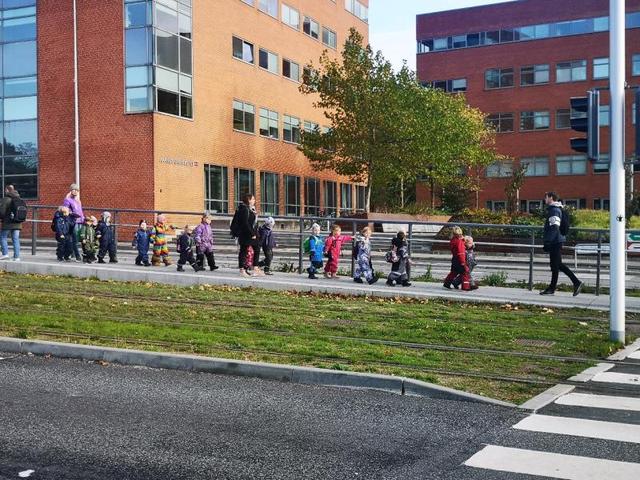 孩子之间闹矛盾、受了伤，家长不去理论还作出这种反应，教育真“大胆”