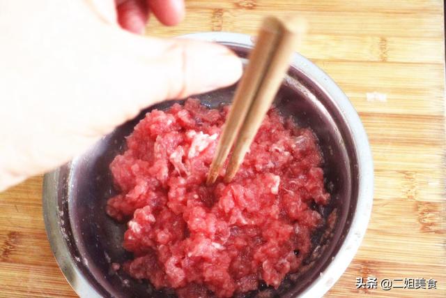 做牛肉馅时插一双筷子，真是太聪明了，用途花钱买不到，简单实用