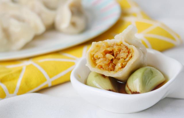 冬天吃酸菜馅饺子，学会正确的调馅方法，饺子味香纯正，特别好吃