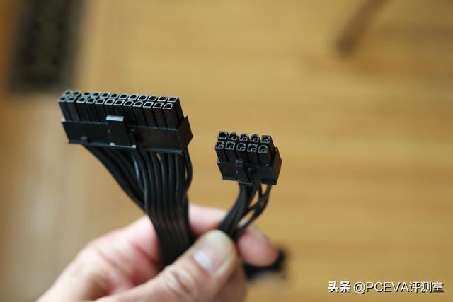 实探英特尔ATX12VO供电新规变化：线缆细了、电源空了