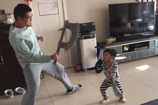 [超级宝妈]当一个两岁男孩没法出门，每天亲爸带娃的运动量是很“恐怖”的