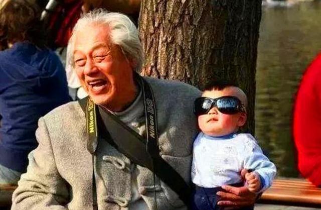 【超级宝妈】“隔辈亲”偏心到什么程度？引网友热议：我家娃2岁资产就比我多