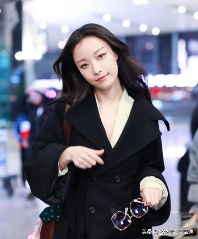 最时尚衬衫穿着沉闷又厌倦?淡黄色碎花长裙,清新淑女风