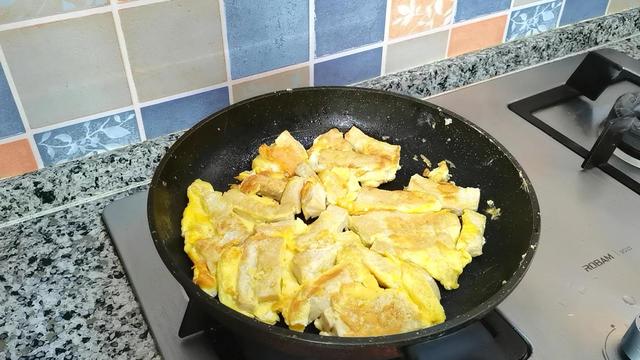 西红柿+冻豆腐这样做，酸香可口，特别下饭，不光好吃还能减肥