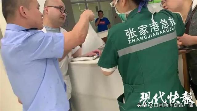 你的育儿经|揪心！男童在扶梯上跑动，下一秒手指被夹断！拆电梯，寻断指