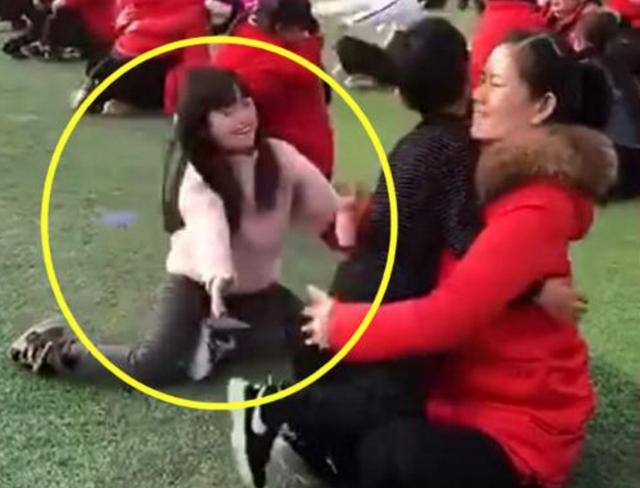 『你的育儿经』“假装抱到妈妈”，幼儿园亲子活动引争议，女孩父母没来太可怜