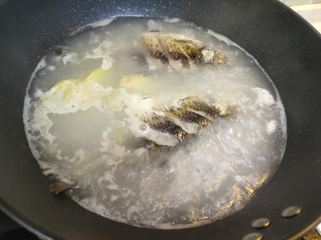 做鲫鱼汤，直接下锅煎是大忌，提前做好这一步，汤白味鲜无腥味