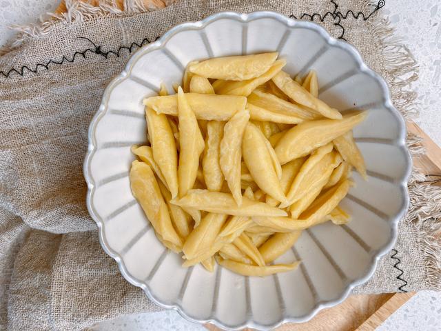 用南瓜做一个最简单的面条，不用擀面，口感爽滑筋道，营养又美味