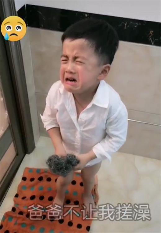 你的育儿经■萌娃想帮爸爸搓澡，宝爸看清孩子手中的工具后，直接摇头拒绝