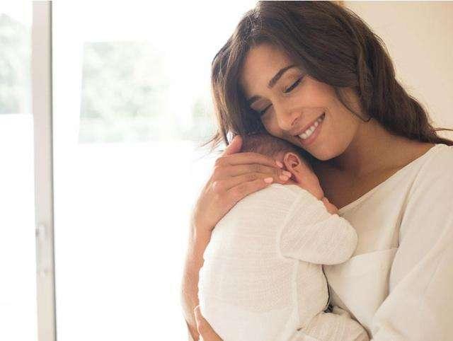 超级宝妈▲孩子一哭闹父母就要抱？心理科学实验给你答案，选错可能伤娃一生