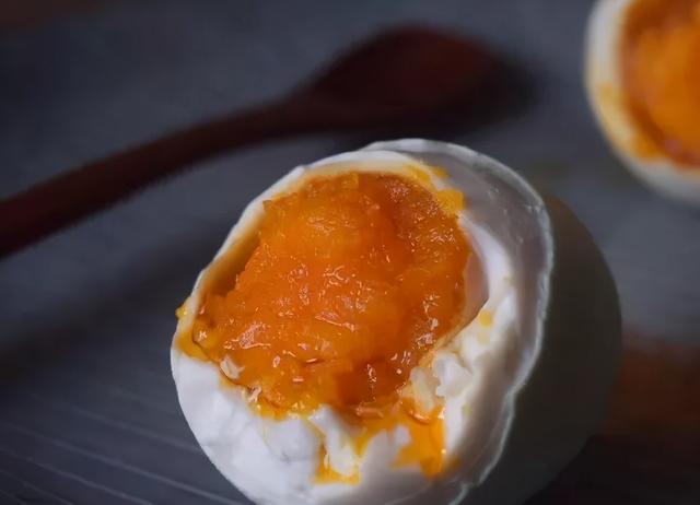 腌咸蛋的传统做法，不用裹泥，不用盐水，28天流油起沙