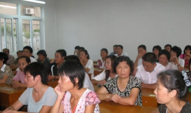 去参加家长会，穿衣打扮不能小觑！这三种父母会让娃“抬不起头”