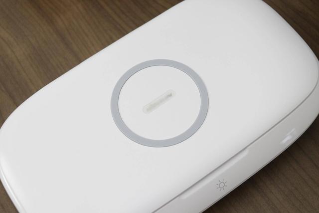 让iPhone12用着更放心，小伙入手神器：能充电，还能杀菌