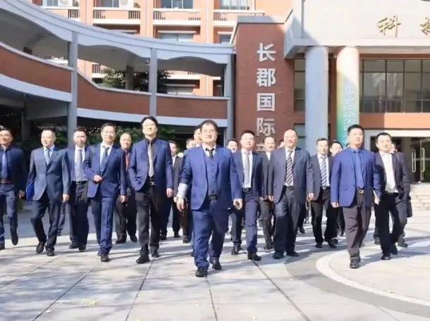 这所学校召开“爸爸去哪儿”，全体西装难得一见，效果立竿见影