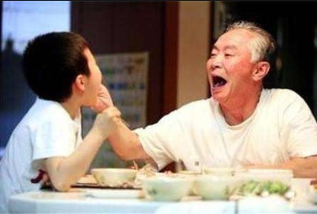 [你的育儿经]6个月宝宝，被奶奶带成“莲藕娃娃”，医生看后：腿保不住了！