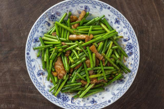 以后不管炒什么肉，别再用淀粉腌制了，多放这2样，肉片更滑嫩