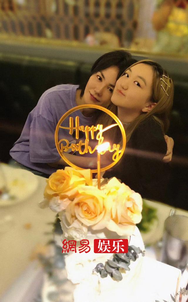 王菲为小女儿庆14岁生日 李嫣穿短裙秀美腿超成熟|东北网