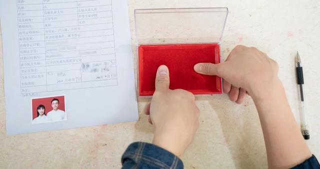 『中国经济网』武汉重启第一天，结婚预约系统被挤爆