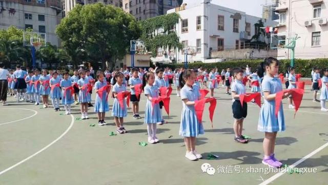 你的育儿经|萌娃复学！校裤小了，差点忘了年级……开学首日各方共筑安全防护墙