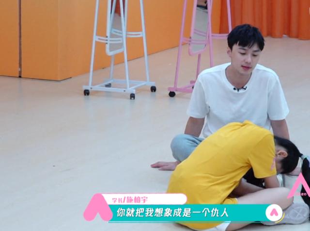 我是一只喵|徐艺洋与学长玩游戏，完全忽视镜头，看到她坐姿：这哪像女孩？