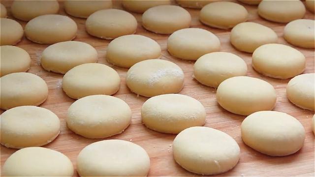 冬天的山药火了，加一碗面粉，不加水不加油，香甜松软，健脾益胃