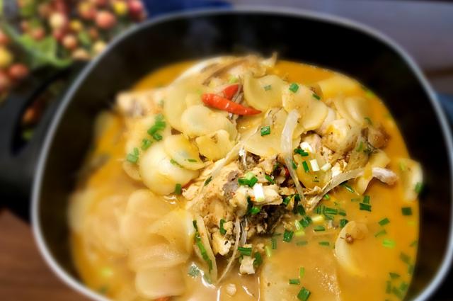 小雪后，白萝卜和它是绝配，焖15分钟就好，应季而食温暖过冬