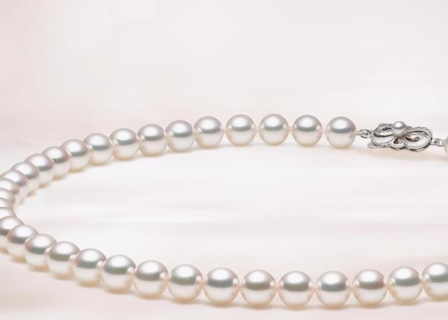 6岁女儿在家给保姆带，画了两张图，父母回家看到决定报警