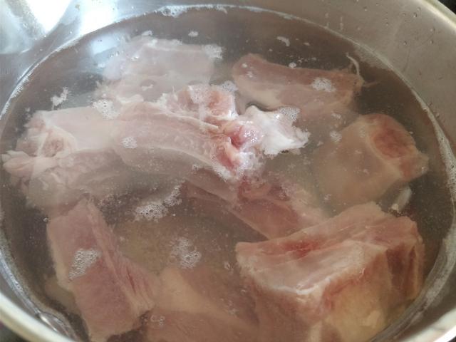 这东北菜没人不爱吃，排骨炖豆角，南方朋友认识这种豆角吗？