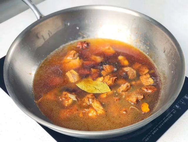 爆炸级好吃！一锅乱炖就搞定，有肉有菜有主食，简单到偷笑