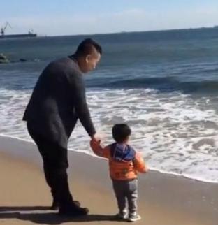 你的育儿经：爸爸带儿子去海边，爸爸的带娃方式，网友：亲生的？