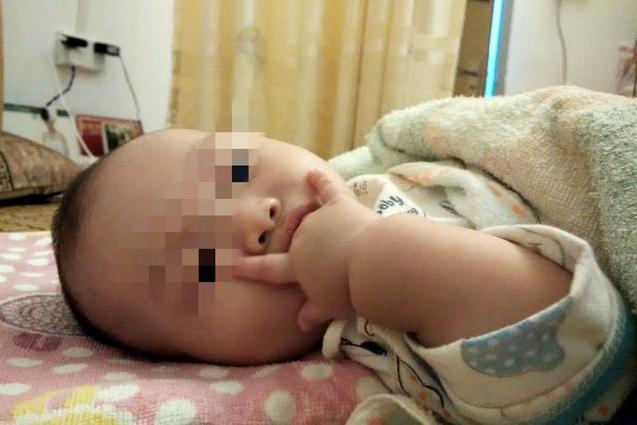 你的育儿经|宝宝啃手指“上瘾”,利与弊家长了解一下,3招教你改善吃手问题