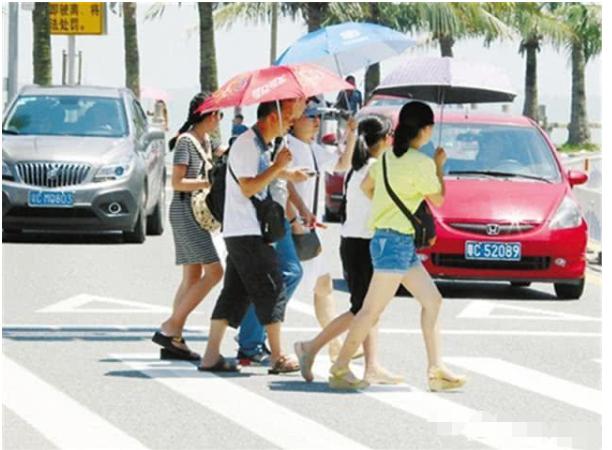 汽车礼让行人该继续吗？车主忍无可忍，有的人不配