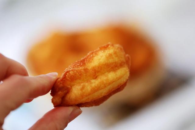 分享迷你小油条的做法，香酥可口，老少皆宜，做法超简单，一起学