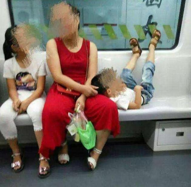 「超级宝妈」男孩乘地铁1人占3座,家长在一旁假装看不见,网友:没素质