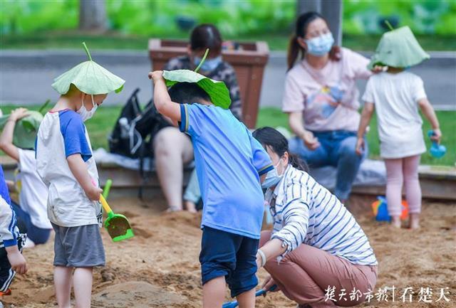 你的育儿经@下雨啦！宝宝们戴上了荷叶帽