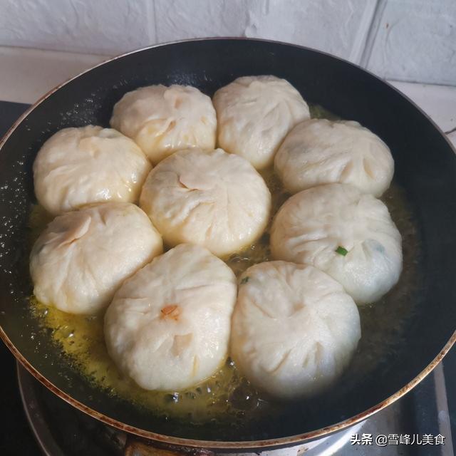 利津水煎包难怪驰名，原来真的是太好吃了，自己做馅大多汁，鲜香