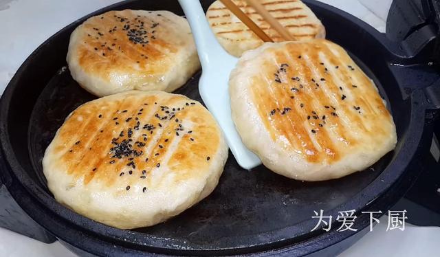 我家烧饼就爱这样做，锅里烙一烙，个个柔软劲道，比吃南瓜饼还香